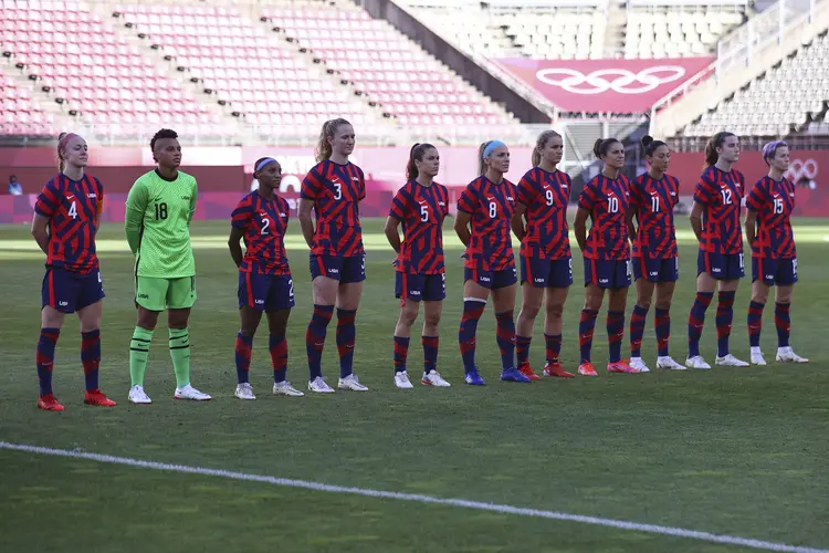 Jogadoras da seleção feminina de futebol dos EUA antes de partida contra Austrália na Olimpíada Tóquio. (Henry Romero/Reuters)