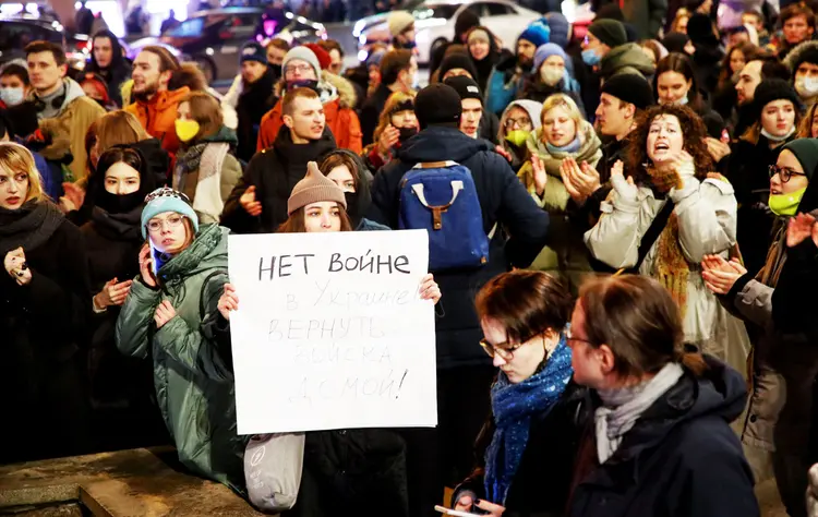 Manifestantes contra a invasão da Ucrânia, em protesto na cidade russa de São Petesburgo (Anton Vaganov/Reuters)