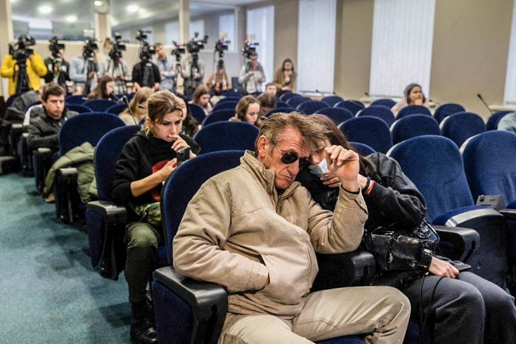 Sean Penn está na Ucrânia filmando documentário sobre invasão russa
