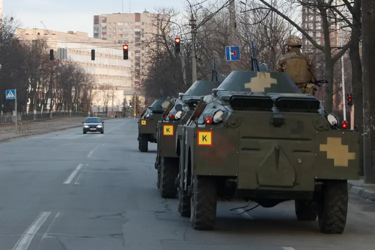 Tanques ucranianos em Kiev, capital do país, em meio ao ataque da Rússia  (Valentyn Ogirenko/Reuters)