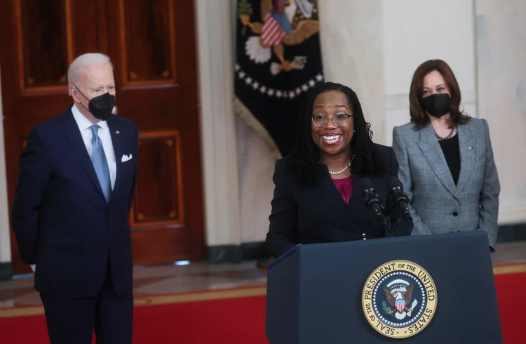 Presidente Joe Biden (à esq.) e a juíza Ketanji Jackson: primeira indicação de Biden à Suprema Corte (Leah Millis/Reuters)