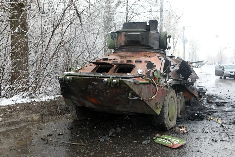 Um veículo militar destruído pode ser visto nos arredores de Kharkiv  (Deutsche Presse-Agentur via/Reuters)