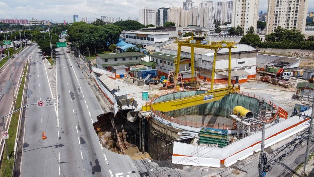 Governo de SP e Sabesp decidem reabrir pista central da Marginal Tietê