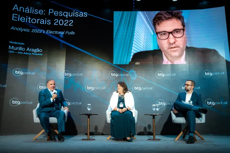 Murillo Aragão, da Arko Advice, Márcia Cavallari, do Idec, Maurício Moura, do Ideia (no telão) e Marcelo Tokarski, da FSB: pouco espaço para um terceiro nome (BTG Pactual/Divulgação)