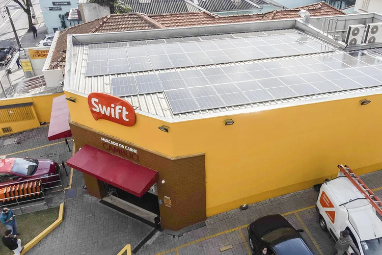 A Swift, da JBS, adotou a energia solar em 100% de sua rede de lojas no Brasil  (JBS/Divulgação)