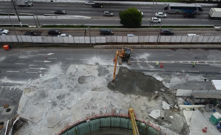 Liberação da pista central  na Marginal Tietê, na cidade de São Paulo, SP, após fechamento de cratera da linha 6 de metrô,  nesta quinta feira, 03  (RONALDO SILVA/FUTURA PRESS/FUTURA PRESS/Estadão Conteúdo)