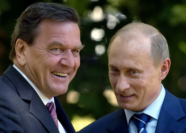 O ex-chanceler alemão Gerhard Schröder e seu grande amigo, o presidente russo, Vladimir Putin.  (Rosneft/Exame)