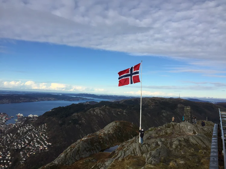 Bandeira da Noruega (Olaf Brehmer / EyeEm/Getty Images)