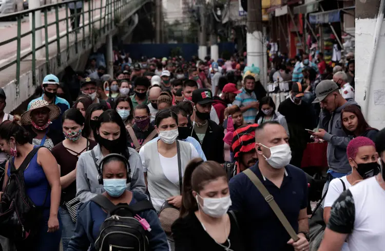 Em 24 horas, foram registrados 23.040 novos casos. No mesmo período, foram confirmadas 206 mortes de vítimas do vírus (Rodrigo Paiva/Getty Images)