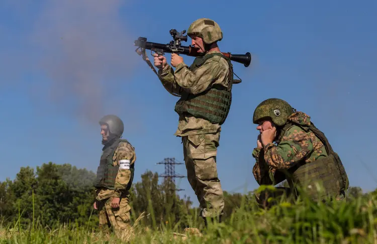 ASHUKINO, MOSCOW REGION, RUSSIA - 2018/08/24: A RPG-7 grenade launcher in position firing under the supervision of an instructor, during a two-weeks training session of grenade launchers for military units of the Central District of the Russian National Guard troops.
The servicemen consolidated their knowledge of the technical part of the AGS-17 and RPG-7 grenade launchers and, at the end of the training camp, passed the shooting tests. Control firing exercise  1 from AGS-17 and  2 from RPG-7 all grenade launchers passed with high marks. (Photo by Mihail Siergiejevicz/SOPA Images/LightRocket via Getty Images) (Siergiejevicz/SOPA Images/LightRocket/Getty Images)