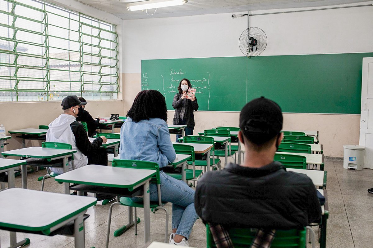 Bolsonaro oficializa novo piso de professores; municípios criticam