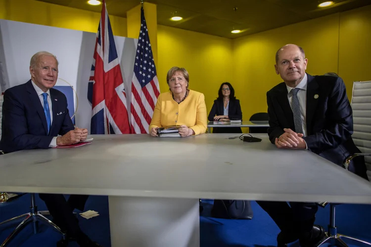 Biden, Merkel e Scholz na reunião do G20 (foto de arquivo): novo chanceler alemão viaja à Casa Branca com a missão de por panos quentes nas desavenças com os EUA (Oliver Weiken/picture alliance/Getty Images)