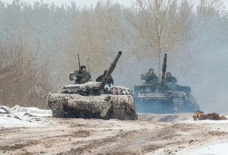 Militares ucranianos da 92ª brigada mecanizada usam tanques, canhões autopropulsados ​​e outros veículos blindados para realizar exercícios de tiro perto da cidade de Chuguev, na região de Kharkiv (Sergey Bobok/AFP via/Getty Images)