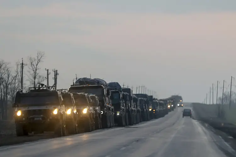 Veículos militares russos em direção à fronteira com a Ucrânia (Stringer/Anadolu Agency via/Getty Images)