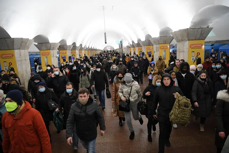 Pessoas carregando malas no metrô, na capital ucraniana Kiev: companhias de tecnologia estão oferecendo auxílios para quem quiser sair do país 
 (DANIEL LEAL/Getty Images)