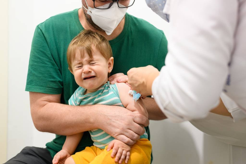 Pfizer adia pedido à FDA da vacina para crianças de 6 meses a 4 anos