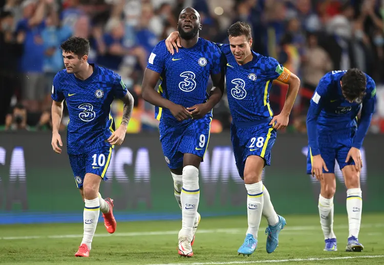 Romelu Lukaku, do Chelsea, comemora com os companheiros de equipe Christian Pulisic e Cesar Azpilicueta após marcar o primeiro gol do time durante a partida final da Copa do Mundo de Clubes da FIFA. (Michael Regan - FIFA/Getty Images)