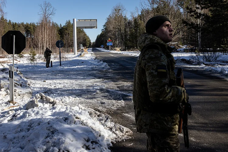 Membros da Guarda de Fronteira do Estado ucraniano controlam a passagem de fronteira entre a Ucrânia e a Bielorrússia (Chris McGrath/Getty Images)