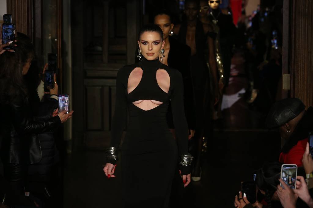 Julia Fox abre desfile da LaQuan Smith na Semana de Moda de Nova York