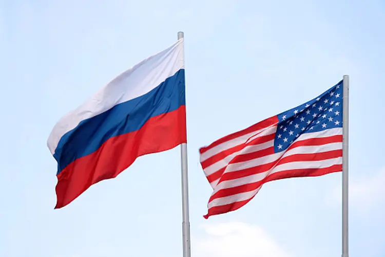 Bandeiras da Rússia e Estados Unidos | Foto: Mashabuba/ Getty Images (mashabuba/Getty Images)