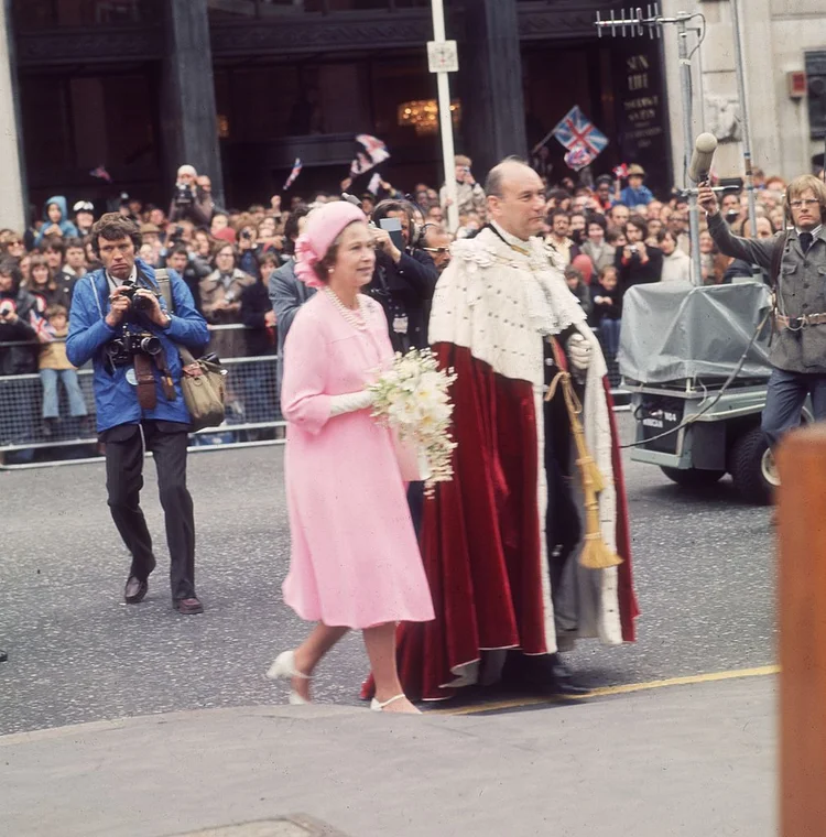 7th June 1977:  Queen Elizabeth II with the Lord Mayor of London, Sir Robin Gillett, on the occasion of her Silver Jubilee.  (Photo by Fox Photos/Getty Images) (Fox Photos/Getty Images)