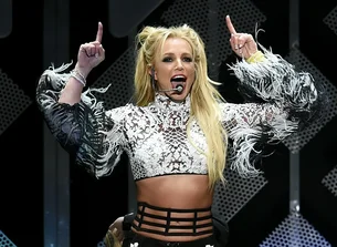 Britney Spears vira coleção da Balenciaga com peças a partir de R$ 4 mil