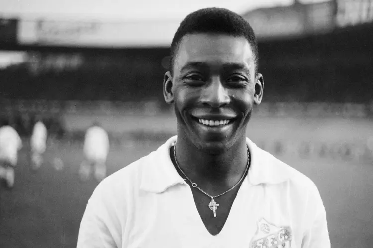 "Eu sei. Já o conheço de nome e me sinto muito feliz em cumprimentá-lo", disse a rainha ao conhecer Pelé (AFP/Getty Images)