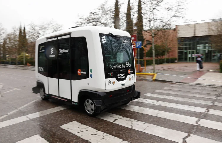 Linha de micro-ônibus comandada sem motorista e com suporte da rede 5G da Ericsson, em Toledo, na Espanha (SOPA Images / Colaborador/Getty Images)