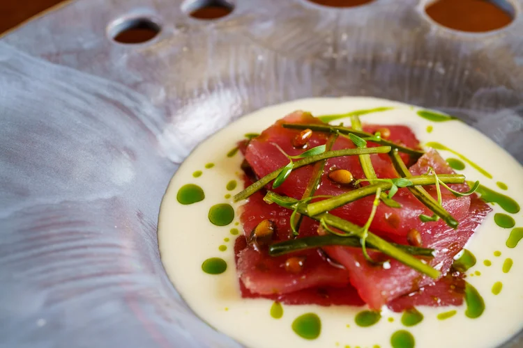 Atum e ajoblanco do restaurante espanhol Me Vá. (Rubens Kato/Divulgação)