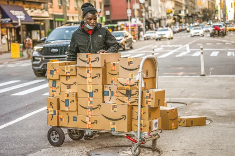 Cortes na Amazon: a força de trabalho global da empresa aumentou para mais de 1,6 milhão até o final de 2021, ante 798 mil no quarto trimestre de 2019 (Alexi Rosenfeld/Getty Images)