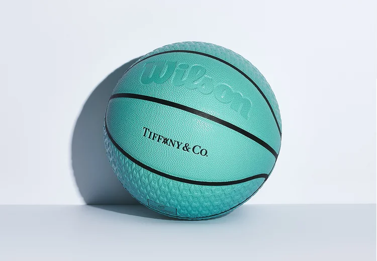 A versão limitada da bola de basquete Tiffany Blue. (Tiffany & Co/Divulgação)