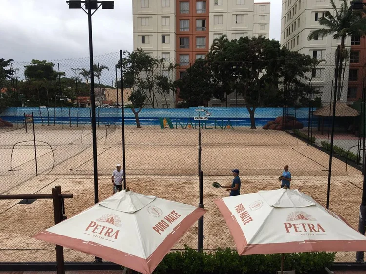 Narena, em São Paulo: sete quadras de areia e aulas de beach tênis (Narena/Divulgação)