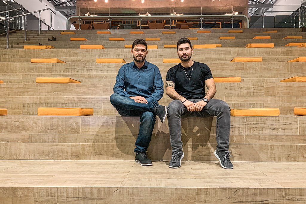 Rodrigo Brabo e Jean Sacenti, sócios da Predialize: app com o bê-á-bá de um apartamento novo (Divulgação/Divulgação)