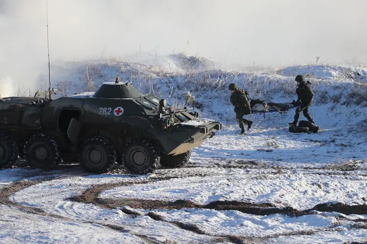 Membros das Forças Armadas da Rússia e de Belarus realizam exercícios militares na região bielorrussa de Grodno 12/02/2022  (Leonid Scheglov/BelTA/Divulgação/Reuters)