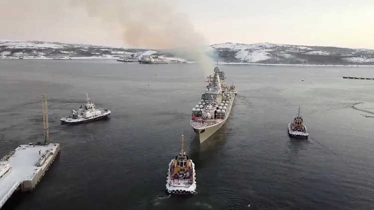 Navios de guerra da Rússia durante exercícios militares no Mar de Barents 26/01/2022 (Ministério da Defesa da Rússia/Reuters)