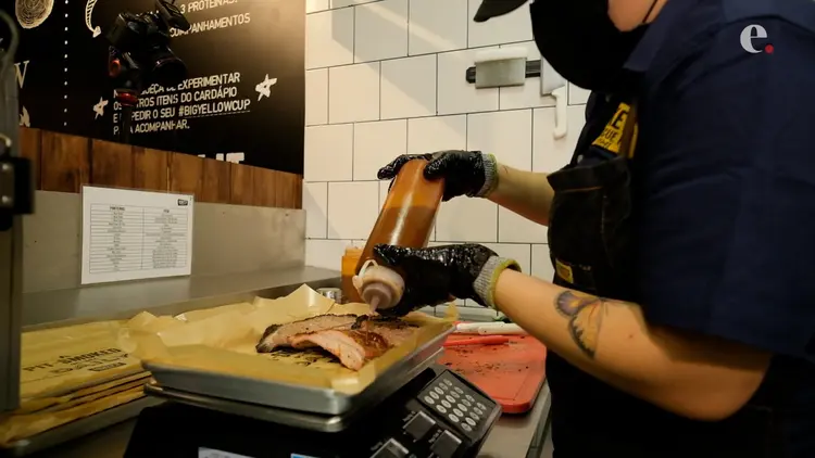 Revolução do Churrasco: 
nos Pits, as carnes são preparadas em baixas temperaturas por um longo período de tempo. (Foto/Exame)