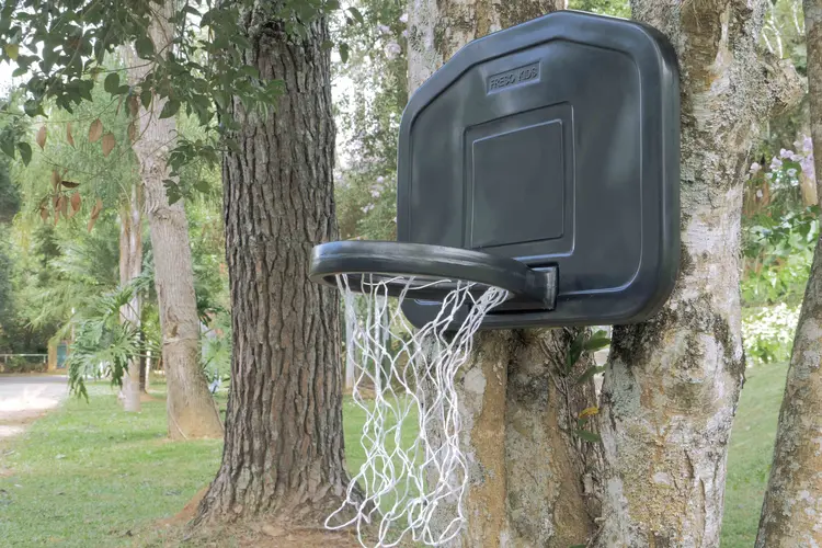 Cesta de basquete feita com sachês de Nescau: ao invés de irem para aterros, embalagens ganham nova vida (Ambipar/Divulgação)