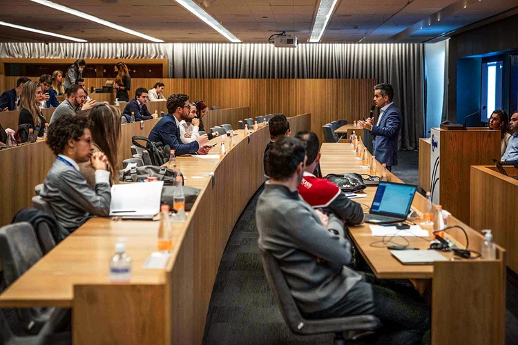 Encontro de formação de profissionais para o mercado financeiro com Victor Ferreira, do BTG (ao microfone): A premissa do aprendizado é ultrapassar a barreira de métodos prontos e valorizar a multidisciplinaridade, considerando campos científicos como neurociência e psicologia, além de metodologias como o design thinking (BTG/Divulgação)