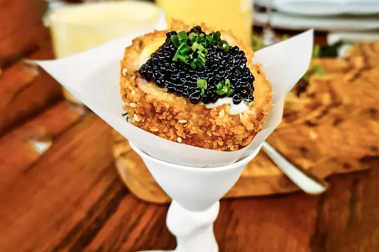 O bolovo do bar Rabo di Galo: caviar e frango no lugar de carne moída (Daniel Salles/Exame)