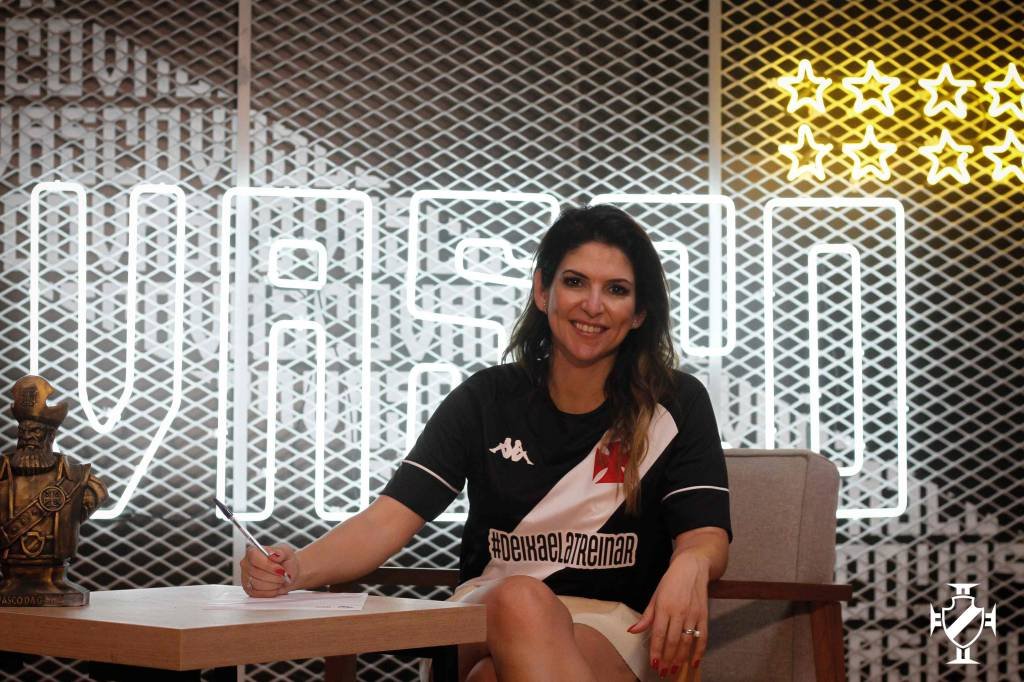 A pedido de torcedores, Carol Paiffer investe no futebol feminino do Vasco
