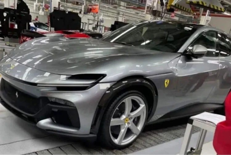 Dianteira da Ferrari Purosangue repete linhas de outros carros da marca (CocheSpias/Reprodução)