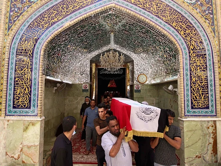 Funeral de membro da polícia federal iraquiana morto pelo Estado Islâmico no final de 2021 (ALI NAJAFI/AFP via Getty Images)/Getty Images)