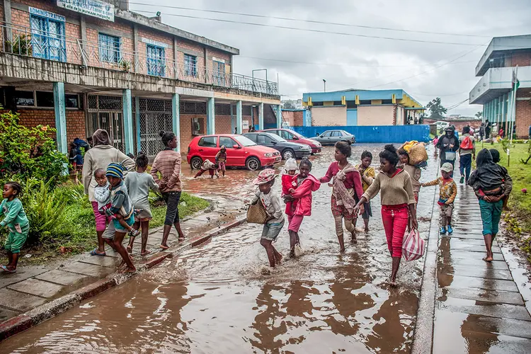 Aos 90 minutos da chegada do ciclone, as autoridades contabilizaram quase 27.000 pessoas que abandonaram suas casas (Henitsoa Rafalia/Anadolu Agency/Getty Images)