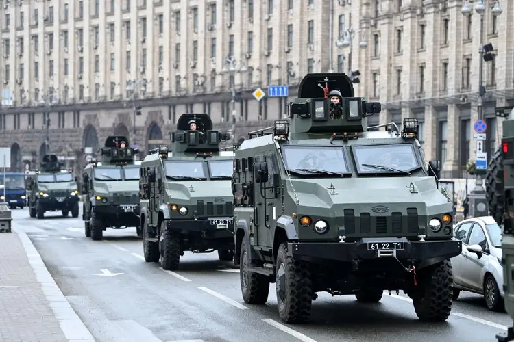 Veículos militares ucranianos passam pela Praça da Independência no centro de Kiev em 24 de fevereiro de 2022.  (DANIEL LEAL / Colaborador/Getty Images)