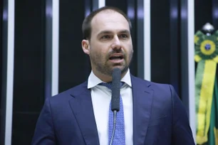 Imagem referente à matéria: Hugo Motta oficializa afastamento de Eduardo Bolsonaro e convoca suplente