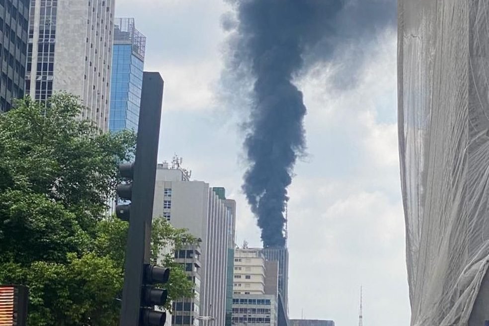 Incêndio atinge prédio na Avenida Paulista; veja vídeo