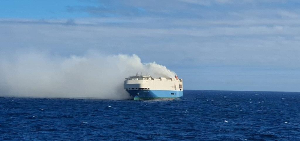 Navio com carros de luxo pega fogo e fica à deriva no Atlântico