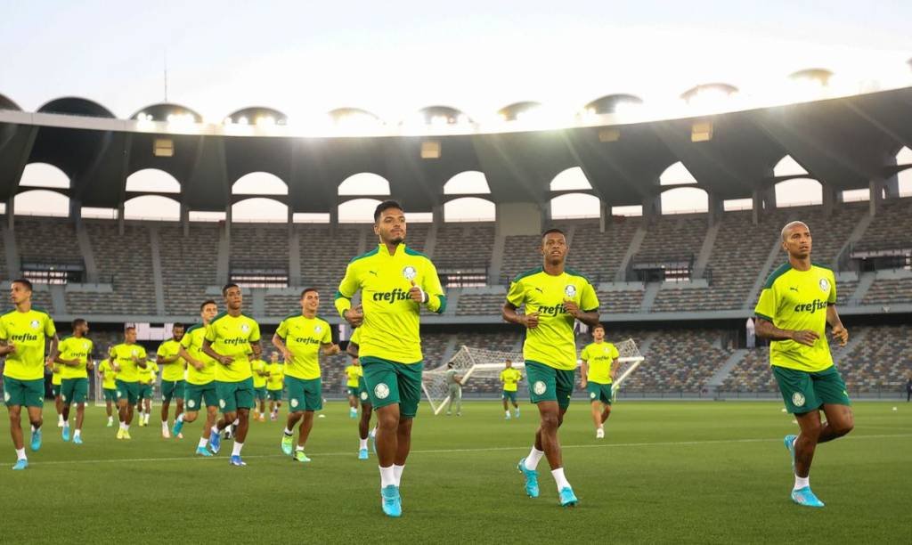 Os atletas da SE Palmeiras, durante treinamento no Zayed Sports City Stadium, em Abu Dhabi. (Fabio Menotti/Palmeiras/Agência Brasil)