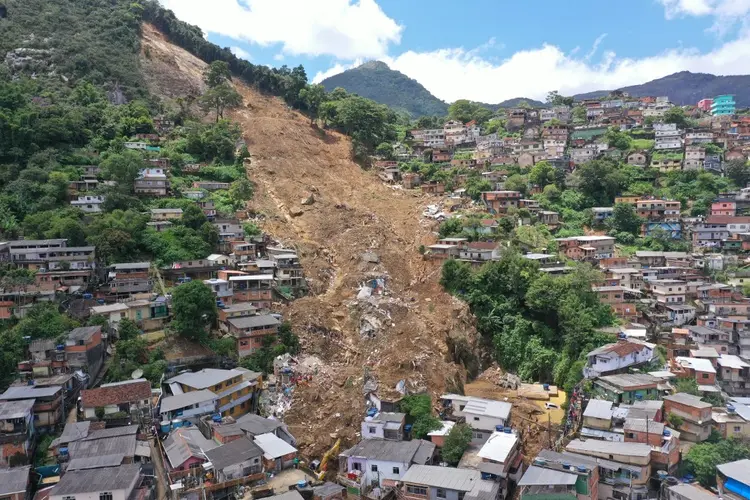 Temporal em Petrópolis provoca deslizamento de terra (Florian PLAUCHEUR/AFP)