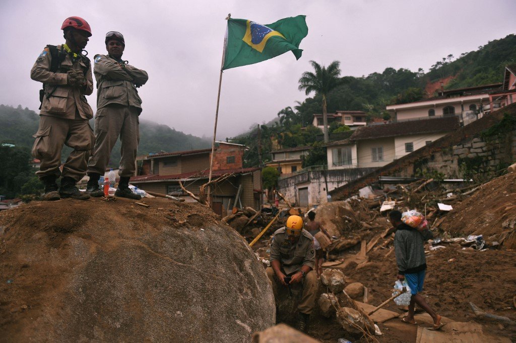 Bombeiros são vistos durante missão de resgate após deslizamento de terra gigante no bairro de Caxambu, em Petrópolis, Brasil, em 19 de fevereiro de 2022.